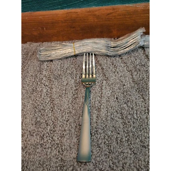 New Corelle 45 Piece Flatware Set in Frost with Hostess Set - Picture 2 of 8